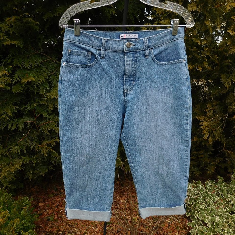 Lee Classic Fit at the Waist Embellished Cuff Capri Jeans